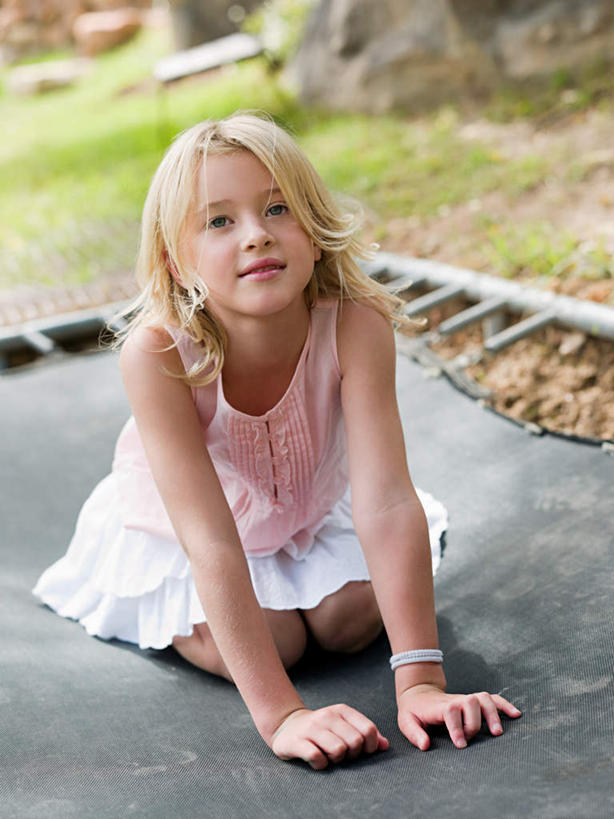 西方人,儿童,一个人,跪,笑,微笑,露齿笑,竖图,室外,白天,正面,裙子,锻炼,纯洁,运动,蹦床,草地,草坪,植物,欧洲,欧洲人,仅一个女性,仅一个人,撑,服装,朦胧,模糊,注视,休闲装,草,树,树木,小孩,衣服,绿色,自然,观察,看,仅一个小孩,休闲,休闲服,活力,可爱,童年,童趣,短裙,服饰,生长,成长,观看,半身裙,察看,撑着,优美,关注,童真,烂漫,无邪,体育,天真,女孩,女人,女性,白种人,孩子,跪着,彩图,全身,健身,空中芭蕾,女生