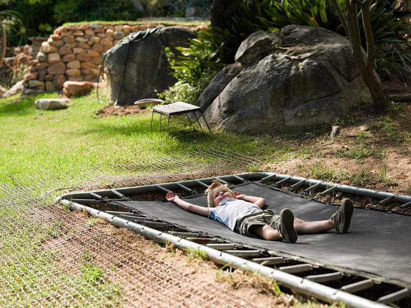 西方人,儿童,一个人,躺,横图,室外,白天,正面,锻炼,纯洁,运动,蹦床,草地,草坪,石头,植物,欧洲,欧洲人,仅一个男性,仅一个人,阴影,服装,光线,石子,影子,注视,休闲装,草,树,树木,小孩,衣服,绿色,阳光,自然,观察,看,仅一个小孩,休闲,休闲服,活力,可爱,童年,童趣,服饰,生长,成长,观看,察看,优美,关注,童真,烂漫,无邪,卧着,体育,天真,男孩,男人,男性,白种人,孩子,石块,岩石,躺着,卧,彩图,全身,健身,空中芭蕾,男生