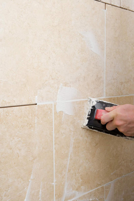 西方人,手,一个人,竖图,室内,特写,白天,正面,装修,建筑,欧洲,欧洲人,仅一个男性,仅一个人,握,瓷砖,工具,墙,拿,拿着,装潢,墙壁,墙面,施工,仅一个年轻男性,手部,握着,单手,刮刀,油灰刀,腻子刀,男人,男性,年轻男性,白种人,半身,彩图