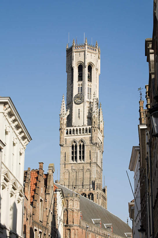 无人,家,竖图,室外,白天,仰视,旅游,度假,窗户,标志建筑,地标,建筑,比利时,欧洲,阴影,时间,光线,时钟,影子,房屋,墙,屋子,计时,娱乐,建设,楼房,玻璃窗,墙壁,墙面,住宅,蓝色,蓝天,天空,阳光,钟表,天,享受,休闲,表,旅游胜地,放松,晴朗,西欧,万里无云,省会,塔钟,比利时王国,布鲁日,西佛兰德省,钟,晴空,晴空万里,彩图,低角度拍摄,房子