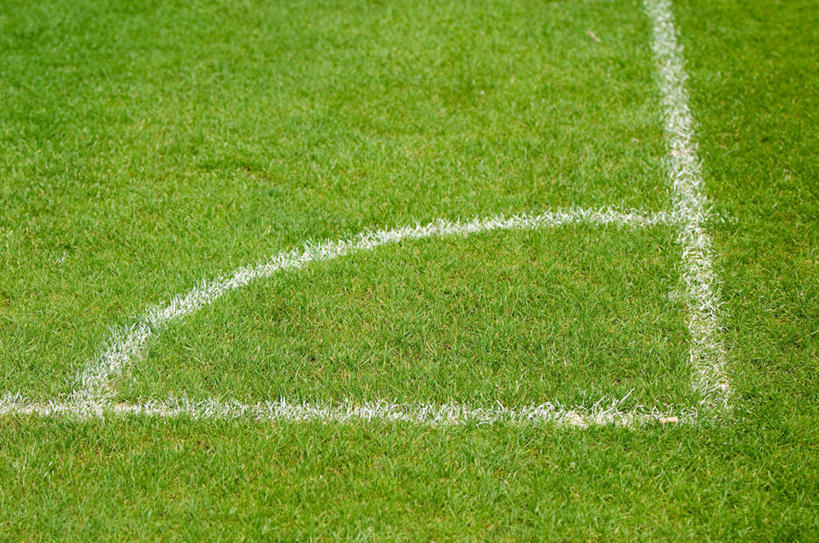 无人,足球场,横图,俯视,室外,特写,白天,足球,草地,草坪,植物,界线,足球装备,运动器械,草,绿色,健身器械,界限,边界,健身器材,绿茵场,蹴鞠,足球运动,彩图,高角度拍摄,足球比赛场地,运动器材