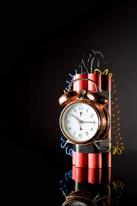 无人,竖图,室内,特写,白天,正面,竞争,高科技,科技,静物,炸药,炸弹,计时器,对抗,黑色背景,冲突,军事,时间,科学,标志,数字,文字,字符,计时,破坏,标识,武器,战争,工业,摄影,阿拉伯数字,影棚,定时器,损坏,准确,攻击,恐怖,威胁,对立,矛盾,兵器,精准,弹药,防御,军方,军工业,国防,敌对,挫败,斗争,抗拒,抗衡,杀伤,威慑,危险,甘油炸药,彩图,影棚拍摄,拍摄