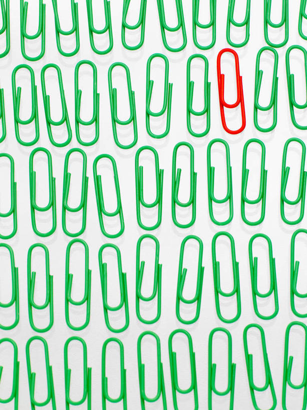 无人,竖图,室内,特写,白天,白色背景,正面,静物,金属制品,一排,许多,整齐,金属,办公用品,回形针,排列,红色,绿色,学习用品,比较,摄影,影棚,对比,文具用品,队列,对照,曲别针,比拟,比照,彩图,影棚拍摄,拍摄