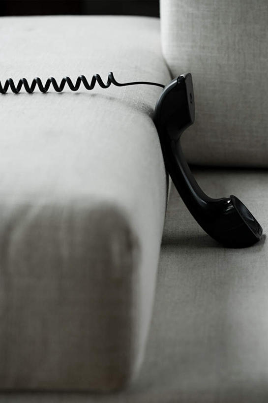 无人,客厅,打电话,竖图,室内,特写,白天,正面,沙发,静物,电话,阴影,反射,影子,通讯设备,一个,黑色,话筒,电话线,单个,起居室,布艺沙发,客堂,交流,电话机,沟通,通话,彩图