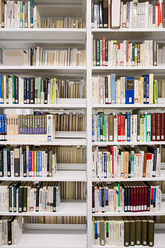 无人,图书馆,竖图,室内,白天,正面,看书,阅读,书籍,一排,许多,学习,整齐,并列,并排,很多,排列,书本,书柜,看,书橱,读书,浏览,队列,平行,浏览室,挡书板,书挡,书夹,书立,书,图书,彩图,书库,图书库,阅览室