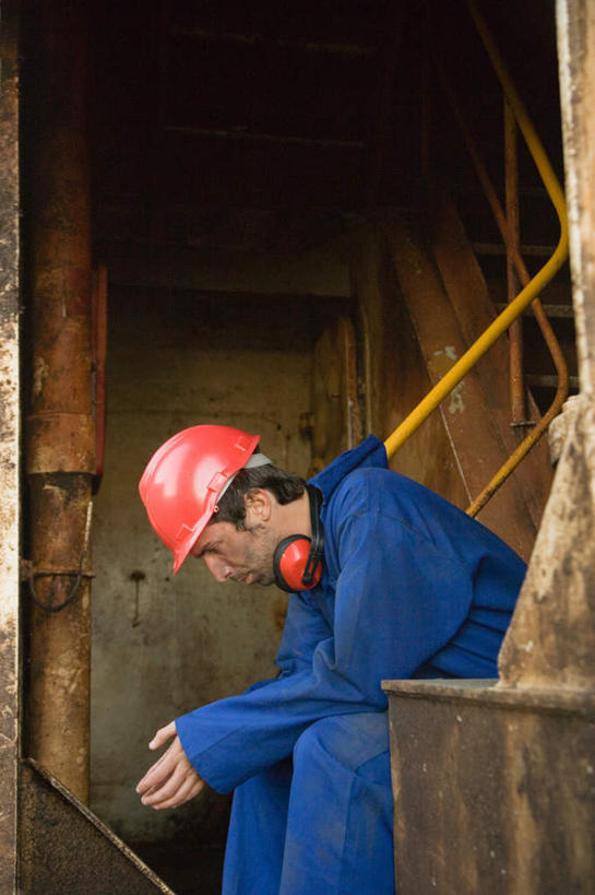 西方人,一个人,码头,坐,竖图,室外,白天,侧面,工作服,制服,安全,港口,帽子,欧洲,欧洲人,仅一个男性,仅一个人,仅一个中年男性,头盔,防护,注视,安全帽,低头,观察,看,耳罩,观看,保护,察看,关注,保险,隔音,耳套,保全,周全,安稳,安定,耳护,工作制服,平安,男人,男性,中年男性,白种人,坐着,半身,彩图,工作套服,摆渡口,埠头,渡口,渡头,港湾,海港,货运码头,口岸,商港