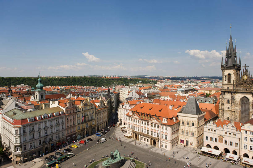 西方人,家,教堂,走,横图,俯视,航拍,室外,白天,旅游,度假,植物,标志建筑,地标,建筑,欧洲,捷克,欧洲人,阴影,服装,节日,光线,影子,房屋,屋子,云,云朵,首都,许多人,云彩,注视,休闲装,文化,娱乐,建设,楼房,住宅,树,树木,衣服,蓝色,绿色,白云,蓝天,天空,阳光,自然,天,观察,看,祈祷,一群人,享受,休闲,健康,休闲服,旅游胜地,放松,许愿,宗教,服饰,信仰,生长,晴朗,成长,观看,纪念,祈求,察看,基督教,鸟瞰,关注,天主教,信念,中欧,捷克共和国,旧城广场,布拉格广场,布拉格,瓦茨拉夫广场,布拉格旧城广场,布拉格老城广场,提恩教堂,平安,男人,男性,女人,女性,中年男性,中年女性,白种人,晴空,步行,散步,走路,彩图,高角度拍摄,全身,房子,大教堂,礼拜堂