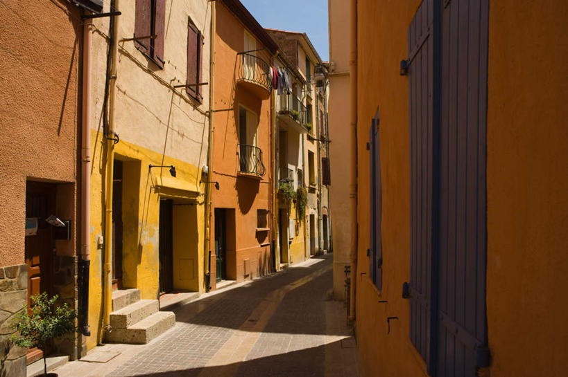 无人,家,横图,室外,白天,正面,度假,美景,植物,窗户,城市风光,城市,道路,路,法国,欧洲,一排,阴影,整齐,并列,并排,光线,盆栽,影子,房屋,墙,屋子,景观,公寓,小路,盆景,交通,娱乐,洋房,楼房,玻璃窗,墙壁,墙面,住宅,排列,蓝色,绿色,蓝天,天空,阳光,自然,天,享受,休闲,景色,放松,生长,晴朗,成长,队列,平行,万里无云,法兰西共和国,法兰西第五共和国,朗格多克,晴空,晴空万里,彩图,房子,鲁西永,鲁西永大区