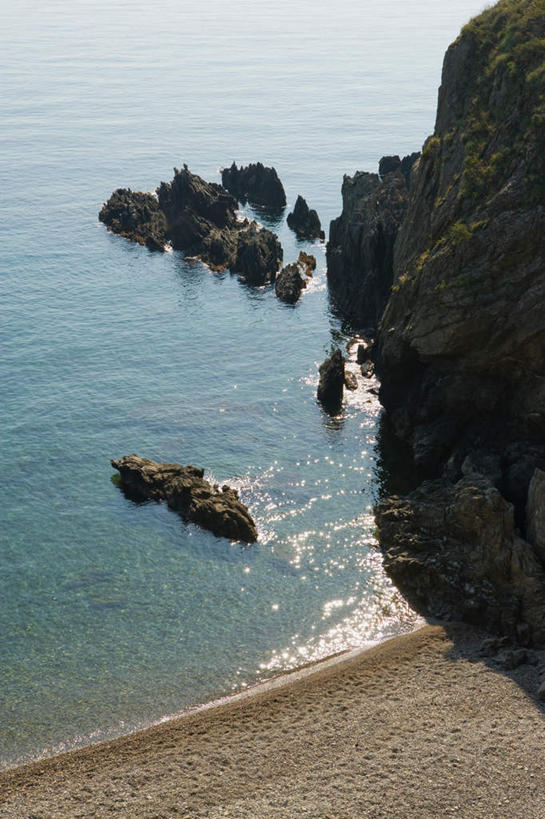 无人,竖图,俯视,室外,白天,旅游,度假,海浪,海洋,石头,美景,沙滩,山,山脉,法国,欧洲,阴影,光线,沙子,石子,影子,海岸,景观,浪花,山峰,悬崖,沙地,山峦,娱乐,阳光,自然,海水,群山,享受,休闲,景色,放松,自然风光,海景,沉积岩,法兰西共和国,法兰西第五共和国,朗格多克,绝壁,水成岩,大海,风浪,海,海水的波动,海滩,近岸浪,石块,岩石,涌浪,彩图,高角度拍摄,鲁西永,鲁西永大区