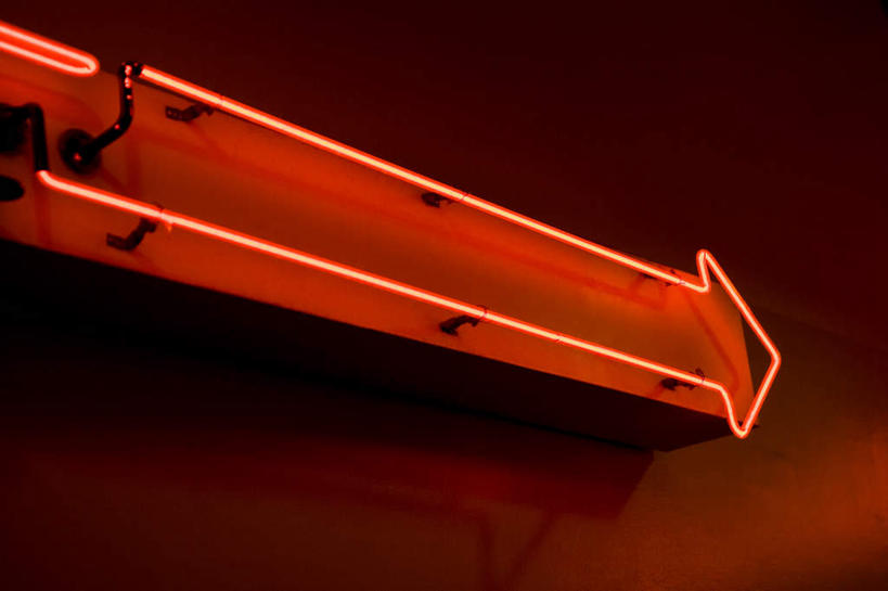 无人,横图,彩色,室外,特写,夜晚,正面,霓虹灯,阴影,光线,影子,墙,灯光,七彩,方向,光源,霓虹,箭头,墙壁,墙面,灯,红色,指向,照明设备,氖灯,簇,彩图