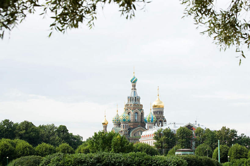 无人,教堂,横图,室外,白天,正面,旅游,度假,名胜古迹,植物,标志建筑,地标,建筑,欧洲,俄罗斯,亚洲,节日,遗迹,云,云朵,云彩,古迹,文化,文物,娱乐,建设,古建筑,树,树木,蓝色,绿色,白云,蓝天,天空,自然,天,祈祷,享受,休闲,健康,旅游胜地,放松,许愿,宗教,信仰,生长,晴朗,成长,纪念,祈求,基督教,天主教,信念,古文明,首府,圣彼得堡,俄联邦,俄罗斯联邦,彼得格勒,列宁格勒,列宁格勒州,圣彼得堡市,滴血大教堂,滴血教堂,喋血大教堂,喋血教堂,复活大教堂,复活教堂,基督喋血大教堂,基督喋血教堂,基督复活教堂,圣彼得堡滴血大教堂,圣彼得堡滴血教堂,圣彼得堡喋血大教堂,圣彼得堡喋血教堂,平安,晴空,彩图,大教堂,礼拜堂