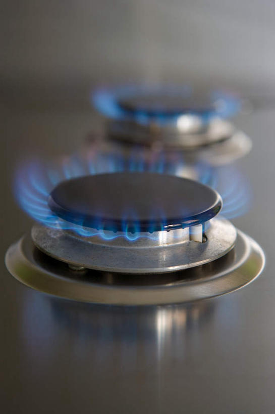 无人,竖图,俯视,室内,特写,白天,热情,厨房,火,阴影,朦胧,模糊,反射,火焰,影子,燃烧,蓝色,煤气炉,天然气,彩图,高角度拍摄,灶间