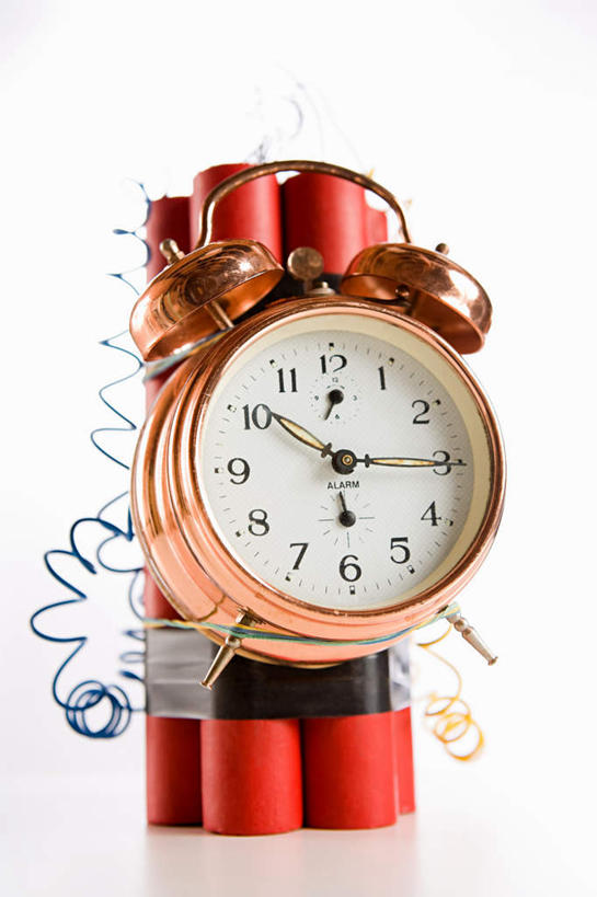 无人,竖图,室外,特写,白天,白色背景,正面,竞争,高科技,科技,静物,炸药,炸弹,计时器,对抗,冲突,军事,时间,科学,标志,数字,文字,字符,计时,破坏,标识,武器,战争,工业,摄影,阿拉伯数字,影棚,定时器,损坏,准确,攻击,恐怖,威胁,对立,矛盾,兵器,精准,弹药,防御,军方,军工业,国防,敌对,挫败,斗争,抗拒,抗衡,杀伤,威慑,危险,甘油炸药,彩图,影棚拍摄,拍摄