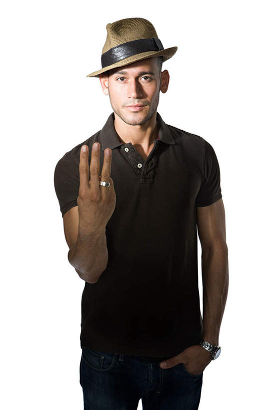 西方人,中指,无名指,一个人,站,笑,微笑,竖图,室内,白天,白色背景,正面,爱情,帽子,欧洲,非洲,黑人,欧洲人,仅一个男性,仅一个人,阴影,服装,时间,反射,时钟,手表,影子,浪漫,计时,注视,休闲装,礼帽,装饰品,仅一个年轻男性,衣服,戒指,饰品,首饰,钟表,观察,看,手势,站着,休闲,休闲服,表,恩爱,摄影,服饰,影棚,观看,腕表,信物,察看,权利,食指,关注,单手抄兜,单手放兜,手饰,男人,男性,年轻男性,非洲人,钟,插兜,手插兜,手放口袋,站立,半身,彩图,影棚拍摄,拍摄,手抄兜