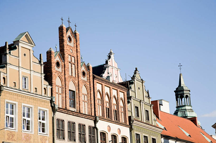 无人,家,横图,室外,白天,仰视,旅游,度假,窗户,标志建筑,地标,建筑,欧洲,波兰,一排,阴影,整齐,并列,并排,光线,影子,房屋,墙,屋子,公寓,娱乐,建设,洋房,楼房,玻璃窗,墙壁,墙面,住宅,排列,蓝色,蓝天,天空,阳光,天,享受,休闲,旅游胜地,放松,晴朗,队列,平行,中欧,万里无云,波兰共和国,华沙,晴空,晴空万里,彩图,低角度拍摄,房子