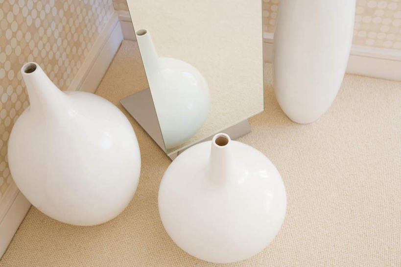 无人,横图,俯视,室内,特写,白天,化妆,美容,镜子,桌面,桌子,静物,花瓶,反射,木制,陶瓷,墙,陶瓷制品,墙壁,墙面,三个,化妆镜,木制品,瓶子,镜像,镜面,光学,彩图,高角度拍摄