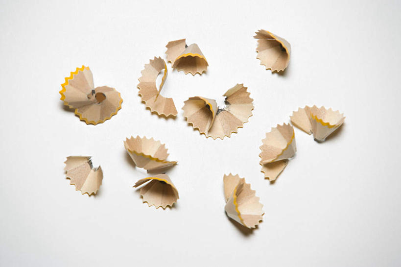 无人,横图,俯视,室内,特写,白天,白色背景,静物,阴影,反射,木制,木屑,影子,凌乱,木制品,摄影,影棚,混乱,笔屑,碎屑,铅笔屑,纷乱,缭乱,庞杂,彩图,高角度拍摄,影棚拍摄,拍摄