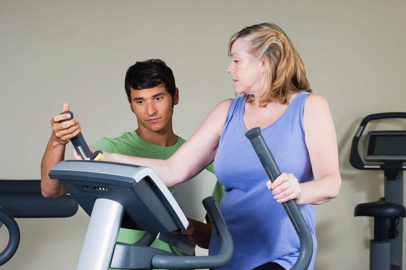 西方人,两个人,健身房,站,跑,横图,室内,白天,正面,运动服,锻炼,运动,欧洲,欧洲人,握,服装,朦胧,模糊,墙,扭头,注视,运动器械,墙壁,墙面,衣服,白色,观察,看,站着,转头,教练,健身器械,握着,服饰,观看,察看,衣着,穿着,关注,健身器材,衣饰,锻练,体育,男人,男性,年轻男性,年轻女性,女人,女性,白种人,跑步,站立,半身,彩图,健身,健身馆,运动器材,跑步机,运动装