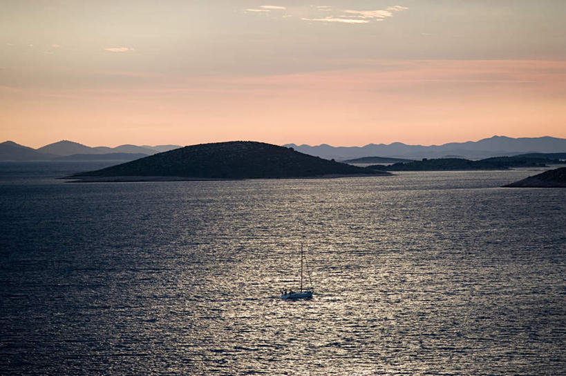 无人,横图,室外,白天,正面,旅游,度假,海浪,海洋,美景,日落,山,山脉,轮船,船,欧洲,克罗地亚,一艘,波纹,景观,浪花,山峰,晚霞,霞光,落日,涟漪,山峦,娱乐,水纹,自然,海水,黄昏,交通工具,波浪,群山,享受,休闲,景色,彩霞,放松,自然风光,载具,海景,水晕,克罗地亚共和国,夕照,达尔马提亚,达尔马提亚群岛,大海,风浪,海,海水的波动,近岸浪,涌浪,夕阳,彩图,斜阳