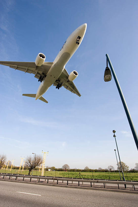 无人,竖图,室外,白天,仰视,度假,草地,草坪,美景,植物,城市风光,城市,道路,飞机,路,路灯,公路,照明,英国,欧洲,伦敦,阴影,光线,影子,景观,云,云朵,灯光,交通,首都,云彩,娱乐,航空,灯,草,蓝色,绿色,白云,蓝天,天空,阳光,交通工具,天,享受,休闲,景色,放松,运输,一架,晴朗,照亮,客机,照明设备,西欧,载具,大不列颠,大不列颠及北爱尔兰联合王国,大不列颠联合王国,日不落英帝国,雾都,伦敦希思罗国际机场,伦敦希斯罗机场,希思罗机场,晴空,马路,彩图,低角度拍摄