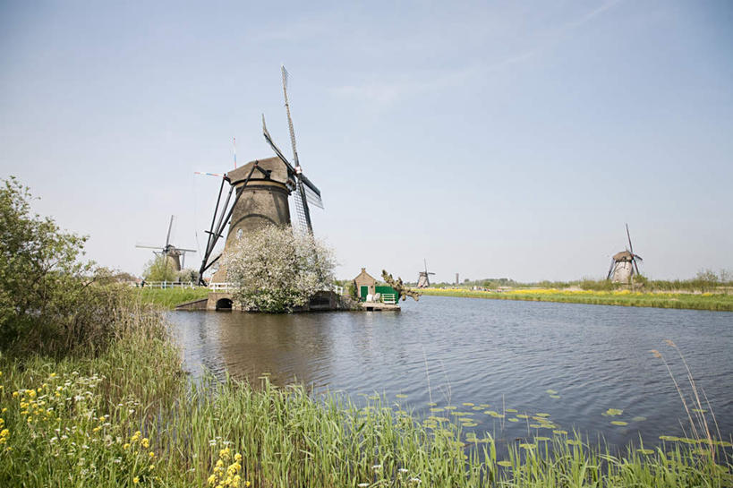 无人,横图,室外,白天,正面,旅游,度假,灌溉,草地,草坪,河流,美景,水,植物,风车,欧洲,荷兰,阴影,环保,光线,影子,河水,景观,水流,娱乐,草,蓝色,绿色,蓝天,天空,阳光,自然,天,享受,休闲,景色,放松,能源,晴朗,回收,资源,浇灌,荷兰风车,西欧,自然风光,利用,低碳,循环,万里无云,磨坊,荷兰王国,尼德兰王国,持续,南荷兰省,小孩堤防,晴空,晴空万里,彩图