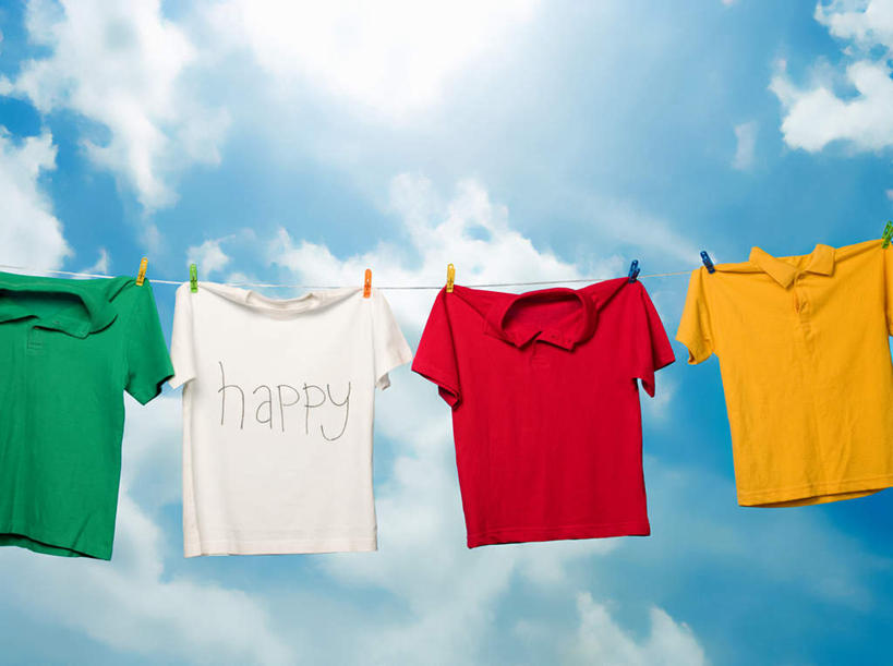 无人,横图,室外,特写,白天,仰视,太阳,衣架,一排,吊挂,悬挂,阴影,服装,整齐,光线,英文,标志,文字,影子,字符,字母,云,云朵,挂,云彩,标识,排列,衣服,黄色,红色,蓝色,绿色,白色,白云,蓝天,天空,阳光,天,四件,服饰,晴朗,英文字母,衣着,穿着,队列,衣饰,挂衣架,晾衣架,晴空,彩图,低角度拍摄