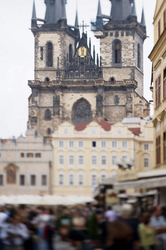 西方人,家,教堂,站,竖图,室外,白天,旅游,度假,标志建筑,地标,建筑,欧洲,捷克,欧洲人,行人,游客,游人,服装,节日,朦胧,模糊,房屋,屋子,首都,许多人,文化,娱乐,建设,楼房,路人,旅客,住宅,背面,衣服,祈祷,站着,一群人,享受,休闲,健康,旅游胜地,放松,许愿,宗教,服饰,信仰,纪念,祈求,基督教,衣着,穿着,天主教,信念,中欧,捷克共和国,旧城广场,布拉格广场,衣饰,布拉格,瓦茨拉夫广场,布拉格旧城广场,布拉格老城广场,过客,提恩教堂,平安,男人,男性,年轻男性,年轻女性,女人,女性,白种人,站立,半身,彩图,房子,大教堂,礼拜堂