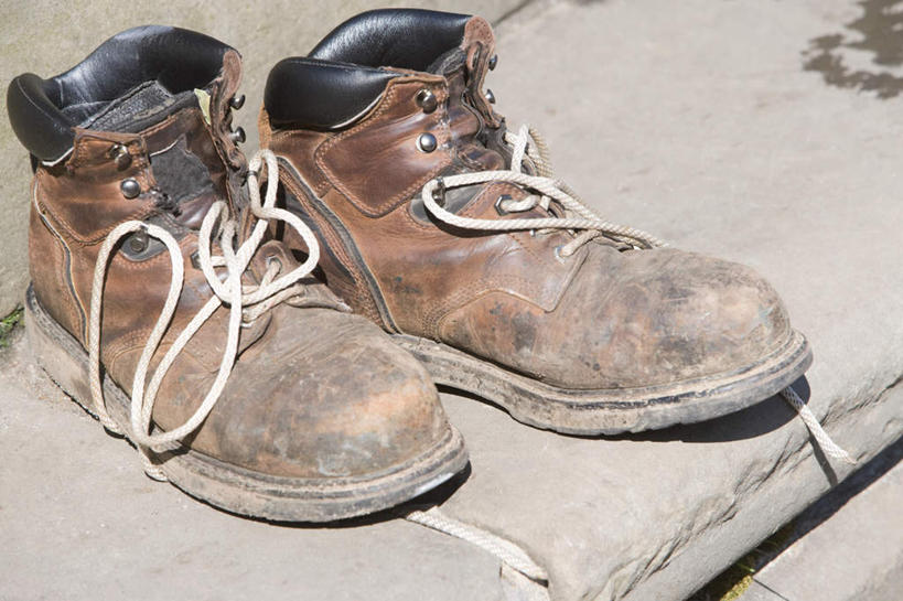 无人,横图,俯视,室外,特写,白天,静物,鞋子,一双,阴影,破旧,陈旧,反射,影子,地面,靴子,牛仔靴,彩图,高角度拍摄