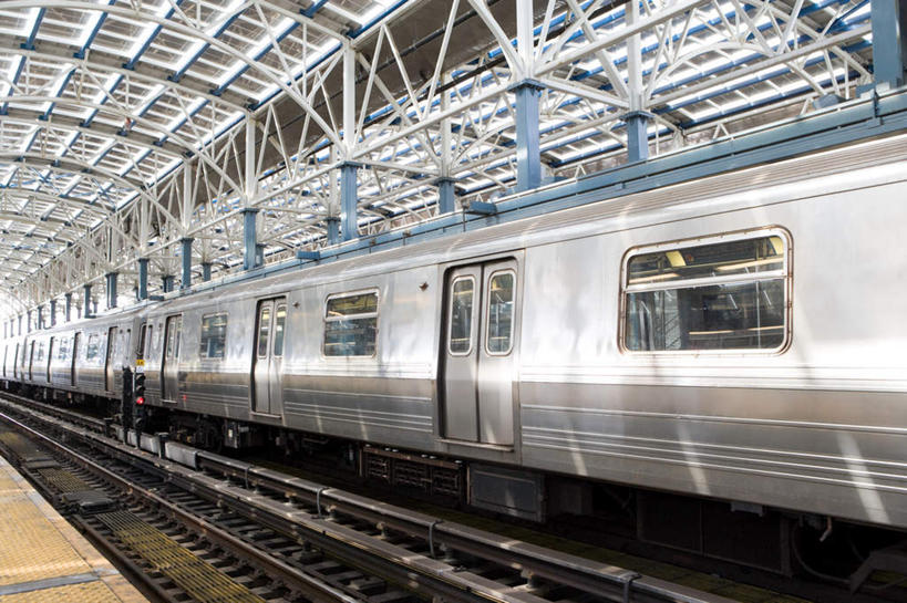 无人,横图,室内,白天,正面,窗户,门,地铁,路,铁路,车站,轨道,站台,轨道交通,交通,铁轨,月台,玻璃窗,车窗,门框,运输,彩图,地铁机动车,地下铁,轻轨