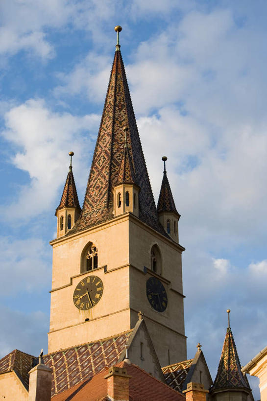 无人,教堂,竖图,室外,白天,仰视,旅游,度假,窗户,标志建筑,地标,建筑,欧洲,罗马尼亚,阴影,节日,时间,光线,时钟,瓦片,影子,墙,屋顶,云,云朵,计时,云彩,顶棚,瓦,文化,娱乐,建设,玻璃窗,墙壁,墙面,蓝色,白云,蓝天,天空,阳光,钟表,天,祈祷,享受,休闲,健康,表,旅游胜地,放松,许愿,宗教,建造,信仰,晴朗,纪念,祈求,基督教,天主教,信念,东欧,屋瓦,塔钟,特兰西瓦尼亚,锡比乌,锡比乌县,平安,钟,晴空,彩图,低角度拍摄,大教堂,礼拜堂