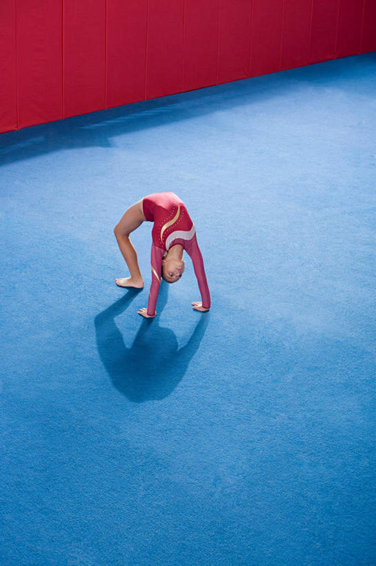 西方人,儿童,一个人,运动员,竖图,俯视,室内,白天,运动服,锻炼,纯洁,运动,欧洲,欧洲人,仅一个女性,仅一个人,撑,服装,体操,小孩,衣服,仅一个小孩,活力,可爱,童年,童趣,服饰,张开双腿,下腰,撑着,优美,衣着,穿着,自由体操,童真,烂漫,无邪,衣饰,展开双腿,体育,天真,女孩,女人,女性,白种人,孩子,体育运动员,运动选手,彩图,高角度拍摄,全身,健身,女生,伸展双腿,运动装