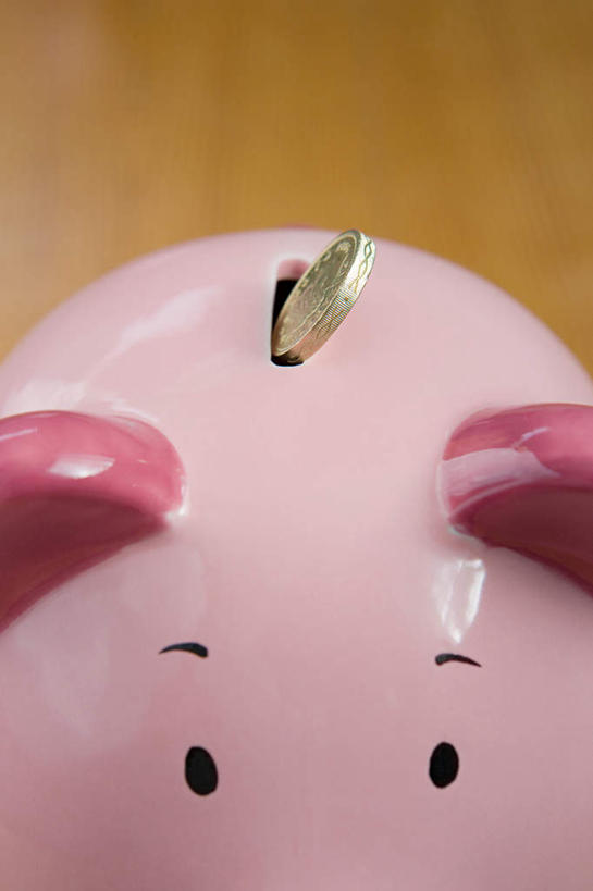 无人,竖图,室内,特写,白天,正面,钱,静物,阴影,朦胧,模糊,反射,钱币,影子,一个,容器,储蓄罐,器皿,储蓄,存钱,金融,理财,经济,单个,资金,存钱罐,存款,流通,贸易,贮钱罐,储钱罐,扑满,货币,现金,硬币,彩图