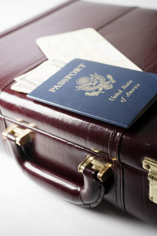 无人,竖图,俯视,室内,特写,白天,白色背景,静物,阴影,反射,英文,包,标志,公文包,文字,影子,字符,字母,标识,摄影,影棚,公事包,英文字母,护照,彩图,高角度拍摄,影棚拍摄,拍摄,机票