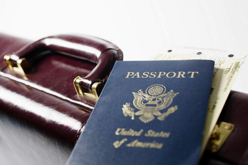 无人,横图,俯视,室内,特写,白天,白色背景,静物,阴影,反射,英文,包,标志,公文包,文字,影子,字符,字母,标识,摄影,影棚,公事包,英文字母,护照,彩图,高角度拍摄,影棚拍摄,拍摄,机票