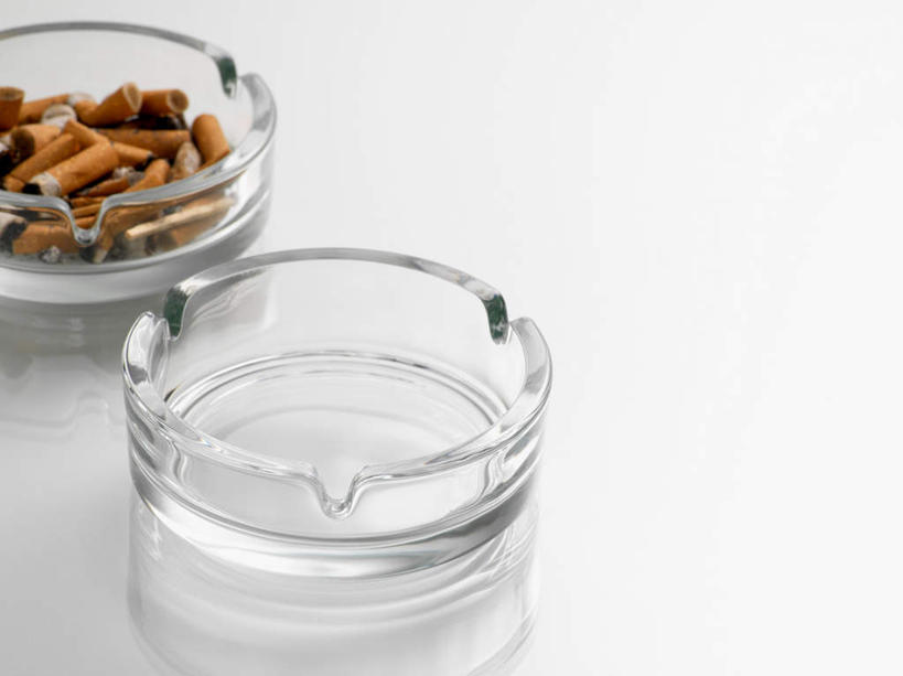 无人,横图,俯视,室内,特写,白天,白色背景,静物,香烟,一堆,许多,阴影,堆叠,堆积,反射,影子,塑料,两个,塑料制品,烟,摄影,影棚,堆,烟灰缸,灰烬,烟碟,烟盅,卷烟,烟草,纸烟,彩图,高角度拍摄,影棚拍摄,拍摄