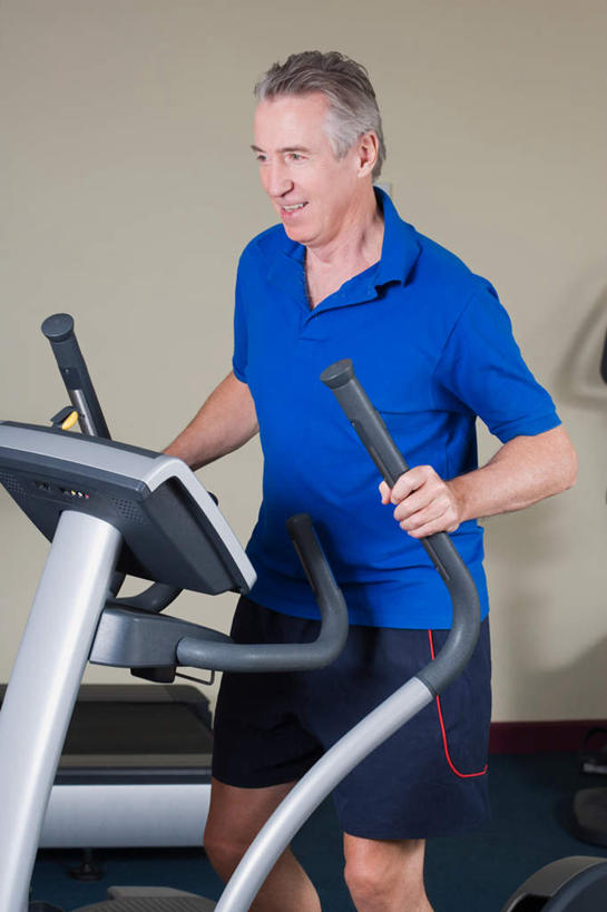 西方人,一个人,健身房,竖图,室内,白天,正面,运动服,锻炼,运动,欧洲,欧洲人,仅一个男性,仅一个人,一辆,握,阴影,服装,反射,影子,墙,注视,娱乐,运动器械,踩,墙壁,墙面,衣服,蓝色,踩着,观察,看,仅一个老年男性,享受,休闲,健身器械,放松,握着,服饰,观看,察看,衣着,穿着,关注,健身器材,室内运动,衣饰,漫步机,太空漫步机,老年男性,男人,男性,白种人,半身,彩图,健身,健身馆,运动器材,运动装