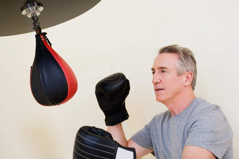 西方人,一个人,健身房,站,横图,室内,白天,正面,运动服,锻炼,安全,运动,欧洲,欧洲人,仅一个男性,仅一个人,阴影,服装,反射,影子,防护,拳击手套,注视,娱乐,运动器械,衣服,黑色,手套,观察,看,站着,仅一个老年男性,享受,休闲,健身器械,放松,服饰,观看,保护,察看,衣着,穿着,关注,沙包,保险,健身器材,室内运动,保全,周全,安稳,安定,防护手套,衣饰,平安,老年男性,男人,男性,白种人,站立,半身,彩图,健身,健身馆,运动器材,运动装