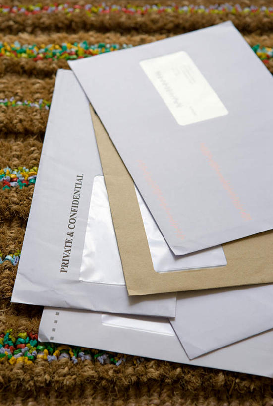 无人,竖图,俯视,室内,特写,白天,地毯,静物,一堆,许多,阴影,堆叠,堆积,装饰,编织,反射,影子,手工艺品,织物,工艺品,信件,堆,华丽,修饰,点缀,衬托,美观,雅致,雅观,函件,彩图,高角度拍摄