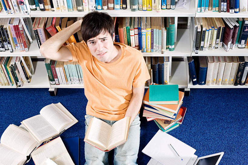 西方人,一个人,学生,图书馆,坐,举,横图,俯视,室内,白天,书籍,欧洲,欧洲人,仅一个男性,仅一个人,一堆,一排,许多,阴影,堆叠,堆积,服装,整齐,反射,影子,地面,注视,休闲装,排列,仅一个年轻男性,衣服,蓝色,书柜,观察,看,托,休闲,休闲服,书橱,迷茫,服饰,观看,堆,烦恼,察看,队列,关注,浏览室,迷惑,男人,男性,年轻男性,白种人,书,图书,举起,举手,举着,抬头,向上举,向上伸,向上托,仰头,坐着,半身,彩图,高角度拍摄,书库,图书库,阅览室