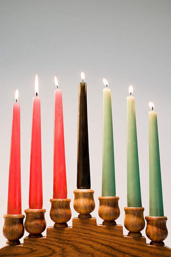 无人,竖图,室内,特写,白天,正面,蜡烛,一排,许多,阴影,灰色背景,节日,整齐,光线,火焰,影子,烛光,烛台,燃烧,文化,排列,点燃,祈祷,健康,许愿,摄影,宗教,信仰,影棚,纪念,祈求,队列,犹太教灯台,犹太教九灯烛台,再献圣殿节灯台,平安,彩图,影棚拍摄,拍摄