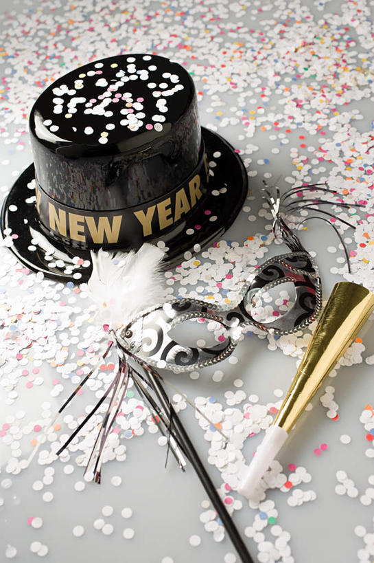 无人,竖图,俯视,彩色,室内,特写,白天,游戏,静物,帽子,玩具,灰色背景,装饰,英文,标志,文字,字符,字母,纸屑,玩,礼帽,娱乐,标识,休闲,益智,摄影,影棚,活动,五颜六色,英文字母,华丽,修饰,碎纸,点缀,发泄,消遣,智力,玩具吹卷,五彩缤纷,碎纸条,宣泄,衬托,美观,雅致,雅观,一顶,绚烂,五彩纸屑,吹卷,玩耍,嬉戏,彩图,高角度拍摄,影棚拍摄,拍摄