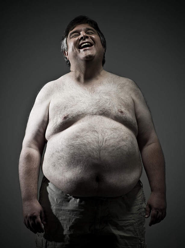 西方人,肥胖,一个人,站,笑,微笑,露齿笑,竖图,室内,白天,正面,欧洲,欧洲人,仅一个男性,仅一个人,阴影,灰色背景,裤子,反射,影子,注视,裸露,观察,看,站着,仅一个老年男性,摄影,影棚,观看,察看,关注,胸毛,裸,肥,胖,老年男性,男人,男性,白种人,抬头,仰头,站立,半身,彩图,影棚拍摄,拍摄