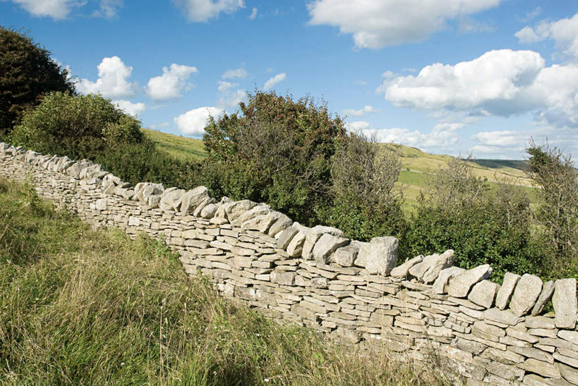 无人,横图,室外,白天,正面,旅游,度假,草地,草坪,石头,美景,植物,道路,路,英国,欧洲,一堆,许多,阴影,堆叠,堆积,光线,石子,影子,景观,云,云朵,小路,交通,云彩,娱乐,草,树,树木,蓝色,绿色,白云,蓝天,天空,阳光,自然,天,享受,休闲,景色,放松,生长,晴朗,成长,堆,西欧,自然风光,大不列颠,多塞特郡,大不列颠及北爱尔兰联合王国,大不列颠联合王国,日不落英帝国,多塞特,石块,岩石,晴空,彩图