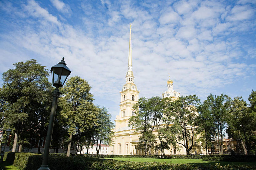 无人,教堂,横图,室外,白天,仰视,旅游,度假,植物,窗户,标志建筑,城市,地标,建筑,路灯,照明,美国,阴影,节日,光线,影子,云,云朵,灯光,云彩,文化,娱乐,建设,玻璃窗,灯,树,树木,蓝色,绿色,白云,蓝天,天空,阳光,自然,天,祈祷,享受,休闲,健康,旅游胜地,放松,许愿,宗教,信仰,生长,晴朗,成长,纪念,祈求,照亮,北美,北美洲,照明设备,美洲,信念,佛罗里达,佛罗里达州,佛州,阳光州,圣彼得堡,北亚美利加洲,亚美利加洲,平安,晴空,彩图,低角度拍摄,大教堂,礼拜堂,圣彼得斯堡