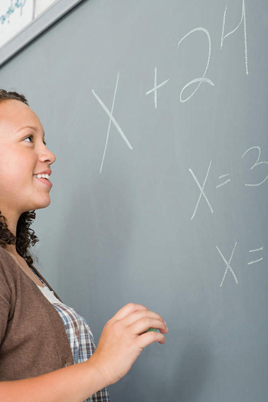 西方人,一个人,学生,站,竖图,室内,白天,侧面,欧洲,欧洲人,仅一个年轻女性,仅一个女性,仅一个人,握,阴影,服装,反射,英文,笔,标志,工具,文字,影子,字符,字母,墙,注视,休闲装,标识,墙壁,墙面,一个,衣服,粉笔,学习用品,黑板,看,站着,休闲,休闲服,教学,握着,服饰,单个,英文字母,文具用品,关注,耐磨,白垩,教学黑板,年轻女性,女人,女性,白种人,抬头,仰头,站立,半身,彩图