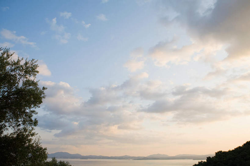 无人,横图,室外,特写,白天,仰视,旅游,度假,海浪,海洋,美景,植物,希腊,欧洲,阴影,光线,影子,景观,浪花,云,云朵,云彩,娱乐,树,树木,蓝色,绿色,白云,蓝天,天空,阳光,自然,海水,天,享受,休闲,景色,放松,生长,晴朗,成长,自然风光,海景,希腊共和国,爱奥尼亚群岛,伊奥尼亚群岛,科孚岛,克基拉岛,大海,风浪,海,海水的波动,近岸浪,涌浪,晴空,彩图,低角度拍摄