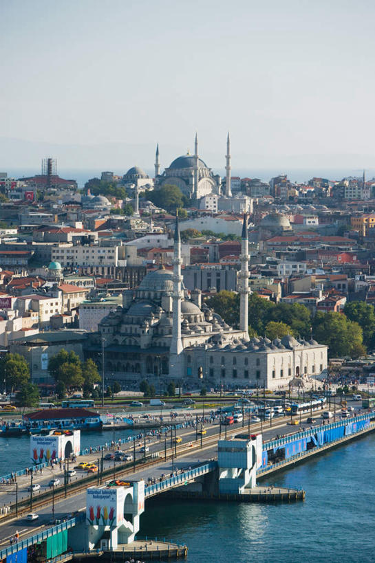 无人,教堂,竖图,全景,俯视,航拍,室外,白天,旅游,度假,河流,石头,名胜古迹,水,天际线,植物,标志建筑,地标,建筑,土耳其,亚洲,节日,遗迹,石子,河水,水流,桥,古迹,文化,文物,娱乐,建设,古建筑,石桥,拱桥,栈桥,树,树木,蓝色,绿色,蓝天,天空,自然,天,祈祷,享受,休闲,健康,旅游胜地,放松,许愿,宗教,信仰,拱形,生长,晴朗,成长,纪念,人行桥,石拱桥,祈求,鸟瞰,西亚,信念,古文明,万里无云,圣索非亚大教堂,圣索菲亚教堂,平安,石块,晴空,晴空万里,彩图,高角度拍摄,大教堂,礼拜堂,圣索菲亚大教堂,索菲亚教堂,土耳其共和国