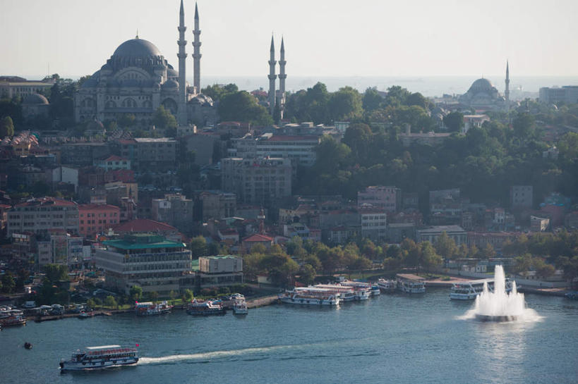 无人,家,横图,全景,室外,白天,正面,旅游,度假,海浪,海洋,名胜古迹,天际线,标志建筑,地标,建筑,轮船,喷泉,船,土耳其,亚洲,一艘,波纹,飞溅,节日,朦胧,模糊,遗迹,溅,液体,房屋,屋子,景观,浪花,水滴,首都,古迹,文化,文物,娱乐,建设,古建筑,楼房,住宅,水珠,水纹,天空,海水,船尾波,交通工具,波浪,天,品味,祈祷,享受,休闲,健康,旅游胜地,放松,许愿,宗教,信仰,晴朗,纪念,祈求,伊斯兰教,喷洒,载具,清真寺,西亚,水景,海景,古文明,伊斯坦布尔,万里无云,美观,苏雷曼尼亚清真寺,平安,设计,大海,风浪,海,海水的波动,近岸浪,涌浪,晴空,晴空万里,彩图,房子,土耳其共和国