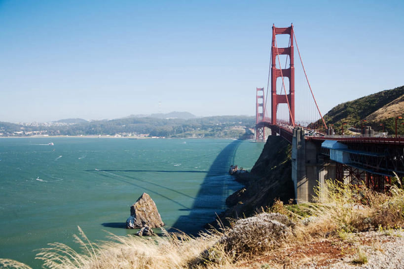 无人,横图,室外,白天,正面,旅游,度假,草地,草坪,河流,山,山脉,水,植物,标志建筑,大桥,地标,建筑,桥梁,美国,河水,山峰,水流,建筑群,桥,山峦,娱乐,建设,拱桥,草,蓝色,绿色,蓝天,天空,群山,天,享受,休闲,放松,晴朗,悬索桥,北美,北美洲,加利福尼亚,美洲,金门大桥,加州,加利福尼亚州,万里无云,金州,黄金州,金门海峡,桁架拱桥,北亚美利加洲,亚美利加洲,晴空,晴空万里,彩图