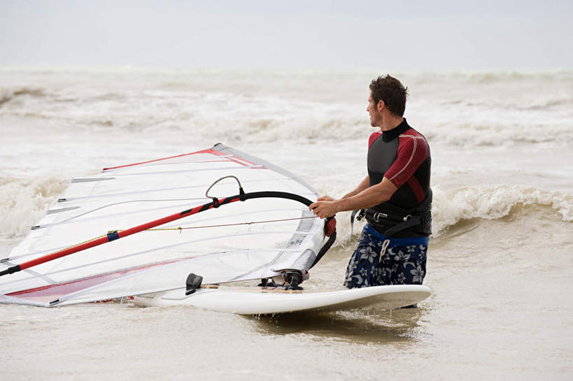 西方人,一个人,站,横图,室外,白天,正面,运动服,锻炼,旅游,度假,运动,海浪,海洋,水,欧洲,欧洲人,仅一个男性,仅一个人,仅一个中年男性,握,飞溅,服装,溅,液体,浪花,水滴,水平线,辽阔,海平线,拿,拿着,扭头,注视,娱乐,极限运动,水珠,衣服,海水,观察,看,站着,转头,享受,休闲,广阔,放松,握着,服饰,观看,一望无际,察看,衣着,穿着,关注,喷洒,室外运动,户外运动,海景,冲浪风筝,衣饰,无边无际,一马平川,风筝冲浪,男人,男性,中年男性,白种人,大海,风浪,海,海水的波动,近岸浪,涌浪,站立,半身,彩图,健身,水天相接,水天一线,运动装